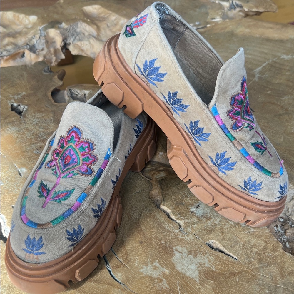 Farm Rio Velvet Embroidered Chunky Lug Sole Women's Loafers SZ 7 Floral Preloved